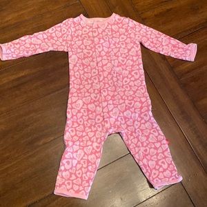 EUC Magnetic Me Ruffled Girl Heart Shortall